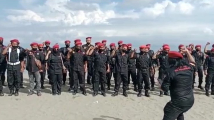 Satgas Cakra Buana Aceh Peringati HUT PDI Perjuangan Ke-49 di Pantai Alue Naga, Kota Banda Aceh, Minggu (9/1/2022)