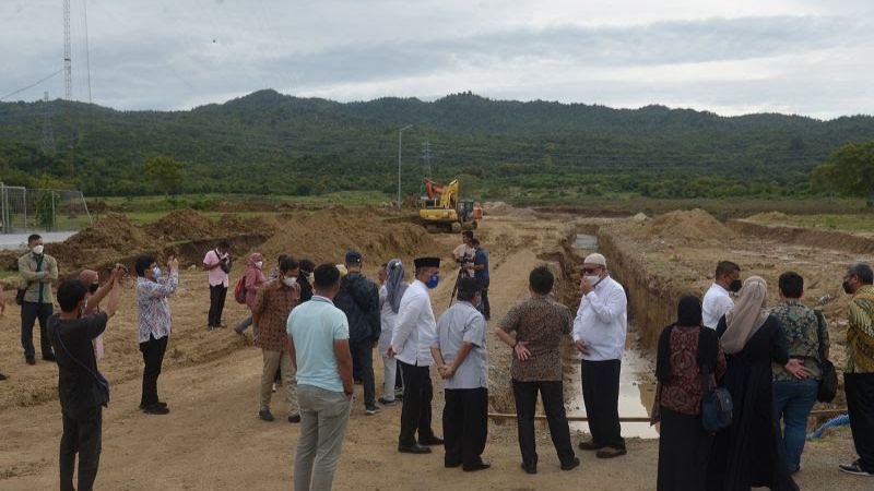 Rombongan pejabat PT Pembangunan Aceh (Pema) dan PT Alpine Green meninjau lokasi Kawasan Industri Aceh (KIA) di Desa Ladong, Kecamatan Masjid Raya, Aceh Besar, Jumat (12/11/2021). Foto: Antara