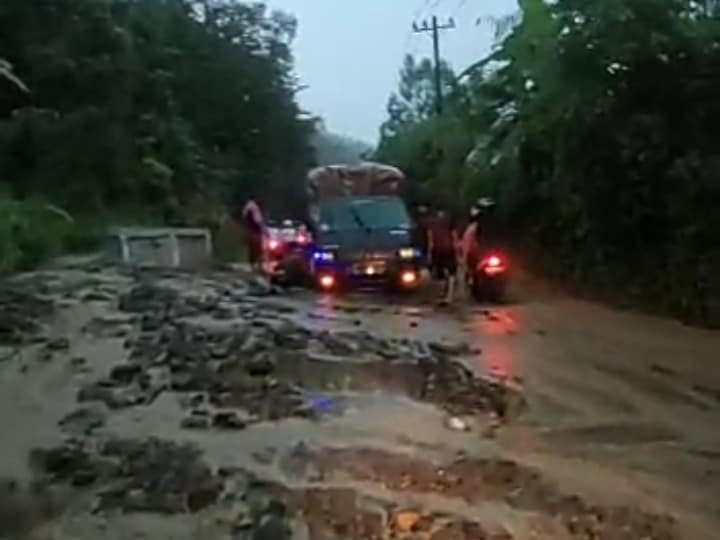 Tanah longsor terjadi di kawasan Dusun Geuni, Gampong Lhok Keutapang, Kecamatan Tangse, Kabupaten Pidie, tepatnya di jalan lintas Beureunuen - Tangse, sehingga menyebabkan jalan lintas tersebut putus total. (Foto: tangkapan layar)