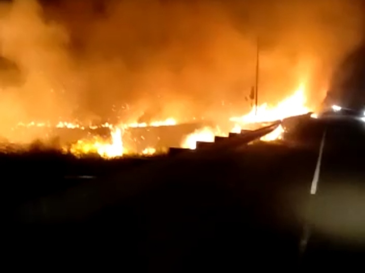 Lahan di pinggir jalan lintas Banda Aceh-Meulaboh tepatnya di wilayah Patek, Darul Hikmah, Aceh Jaya, Minggu (30/1/2022) malam. Foto: tangkapan layar.