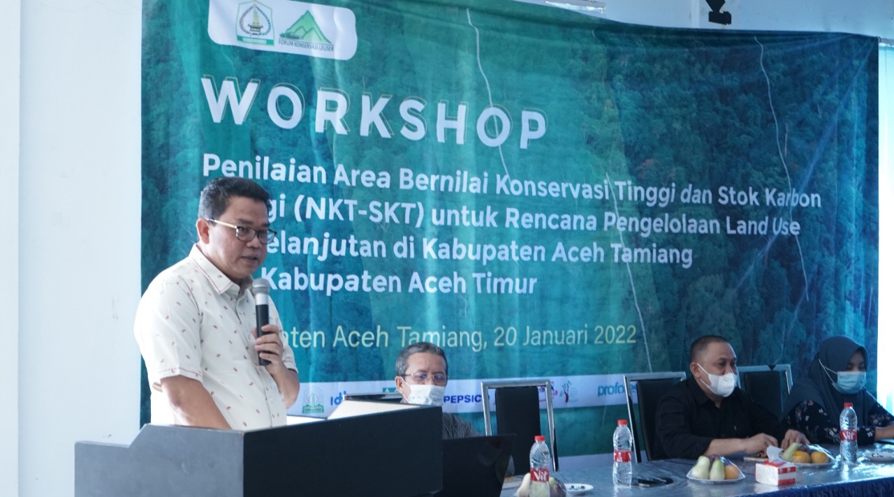 Staf Ahli Bupati Aceh Tamiang Bidang SDM dan Kemasyarakatan, Drs. Sepriyanto saat membuka Workshop Penilaian Areal Bernilai Konservasi Tinggi dan Stok Karbon Tinggi Terintegrasi, yang diselenggarakan oleh PUPL, di Aula Hotel Grand Arya, (20/1/2022). Foto: Dok. Ist.