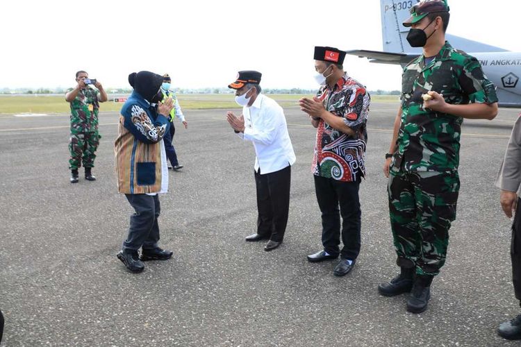 Menteri Sosial RI, Tri Rismaharini tiba di Bandara Sultan Malikussaleh, Kabupaten Aceh Utara, Selasa (11/1/2022). Foto: kompas.