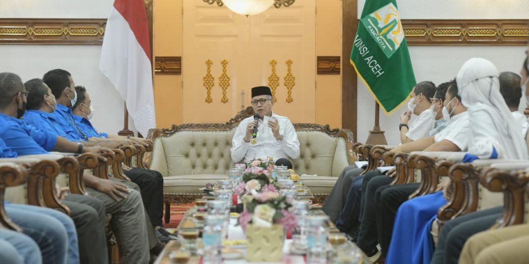 Gubernur Aceh, Ir. H. Nova Iriansyah, MT, saat menerima kunjungan silaturahmi sekaligus audiensi dengan Ketua dan Pengurus PWI Aceh di Meuligoe Gubernur Aceh, Banda Aceh, Jum’at (28/1/2022). Foto: Humpro.
