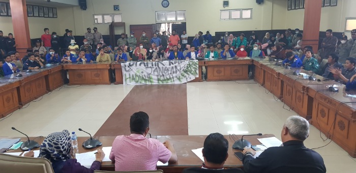 Ratusan pedagang melakukan aksi di Gedung DPRK Aceh Tengah, Kamis (13/1/2022). Foto: lintasgayo