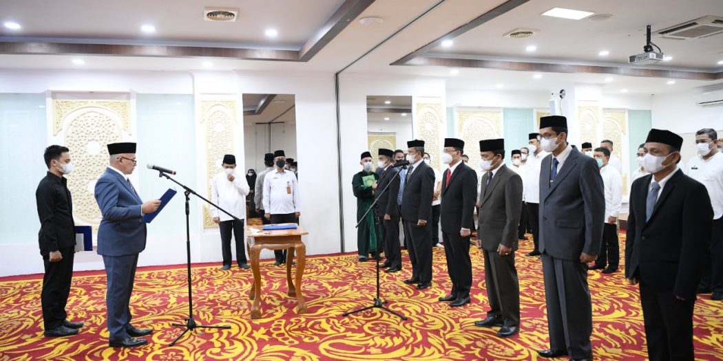 Sekretaris Daerah Aceh, dr. Taqwallah M. Kes, atas nama Gubernur Aceh saat melantik dan mengambil sumpah jabatan 6 pejabat, pada Jabatan Pimpinan Tinggi Pratama (Eselon II) di lingkungan Pemerintah Aceh, di Ruang Potda Aceh, Banda Aceh, Jumat (28/1/2022). Foto: Humpro.