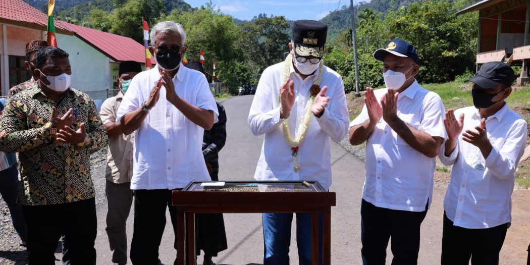 Gubernur Aceh Ir. H. Nova Iriansyah, M.T. selaku Ketua Dewan Kawasan Sabang didampingi Sekda Aceh dr. Taqwallah, M.Kes dan Kepala BPKS, Iskandar Zulkarnain saat meresmikan ruas jalan Balu- Lapeng, Pulo Breuh, Kecamatan Pulo Aceh, Aceh Besar, Sabtu (22/1/2022). Foto: Humpro