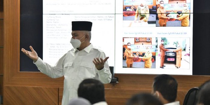 Sekretaris Daerah Aceh, dr. Taqwallah, M. Kes mendengarkan sekaligus memberikan arahan pada Presentasi Lembar Kerja Pejabat Struktural di Lingkungan Pemerintah Aceh di Ruang Rapat Sekda Aceh, Banda Aceh, Rabu, (5/1/2022). Foto: Humpro