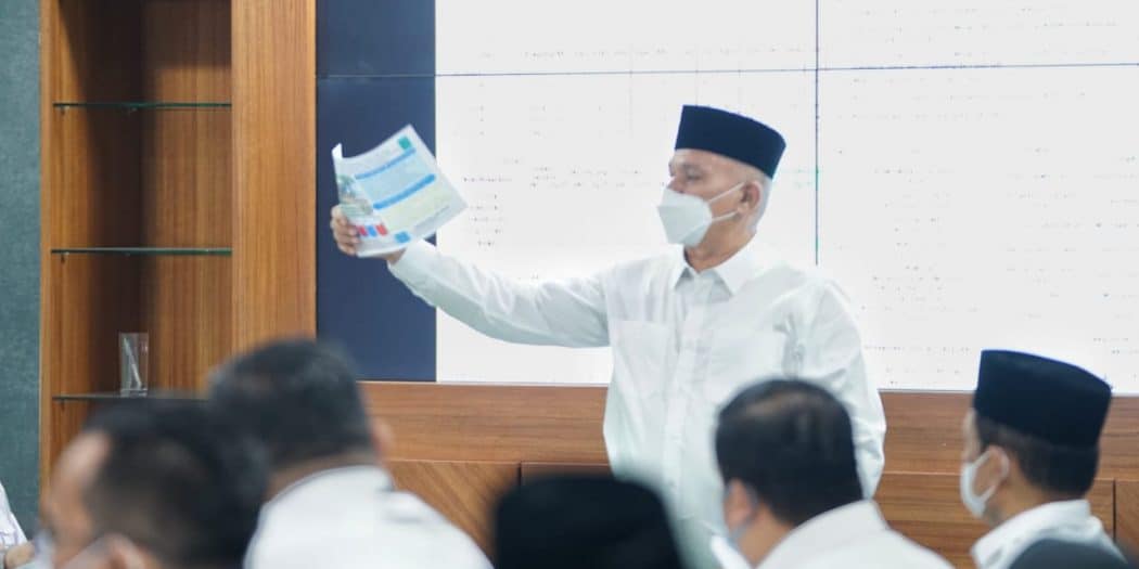 Sekretaris Daerah Aceh, dr. Taqwallah, M.Kes memberikan arahan pada presentasi buku kerja Pejabat Struktural dan Pejabat Fungsional Penyetaraan Eselon 4 Pemerintah Aceh Tahun 2022, di Ruang Rapat Sekda Aceh, Banda Aceh, Rabu (19/1/2022). Foto: Humpro.