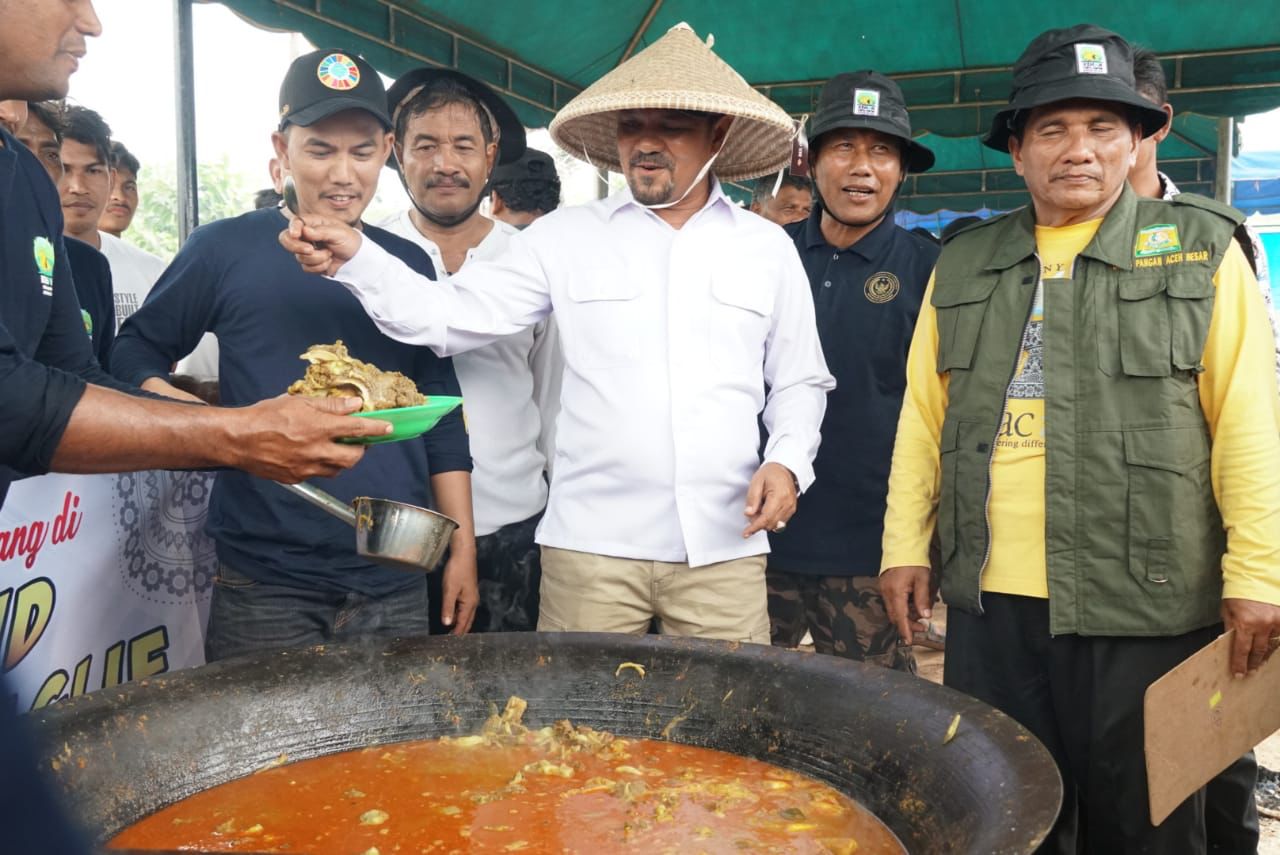 Bupati Aceh Besar, Mawardi Ali saat mencicipi kuah beulangong dalam festival di Kota Jantho, Sabtu (1/01/2022). Foto: Ist