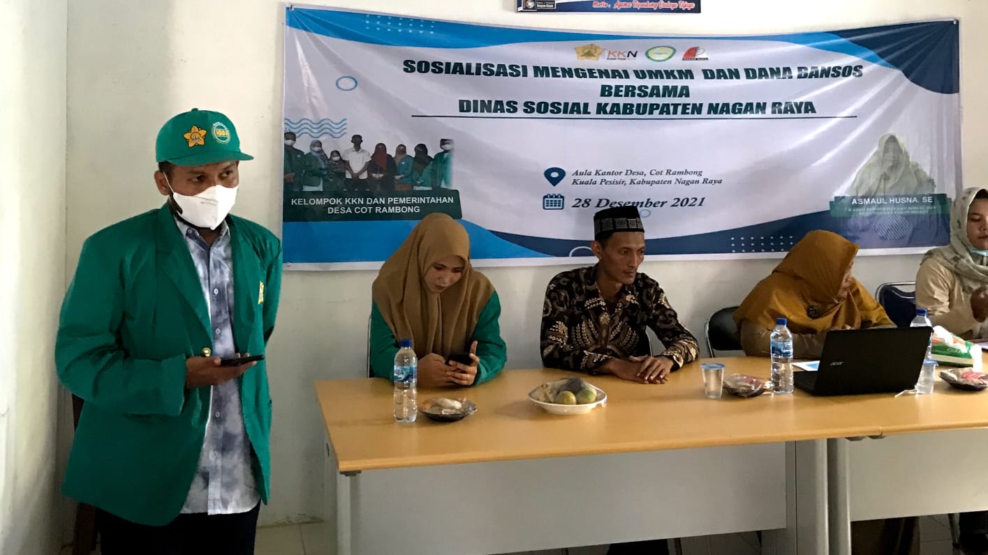 Ketua Kelompok KKN USK, Furkhan Wahid dalam kegiatan sosialisasi UMKM dan dana bansos bersama Dinas Sosial Nagan Raya, Sabtu (1/1/2021). Foto: Dok. Ist
