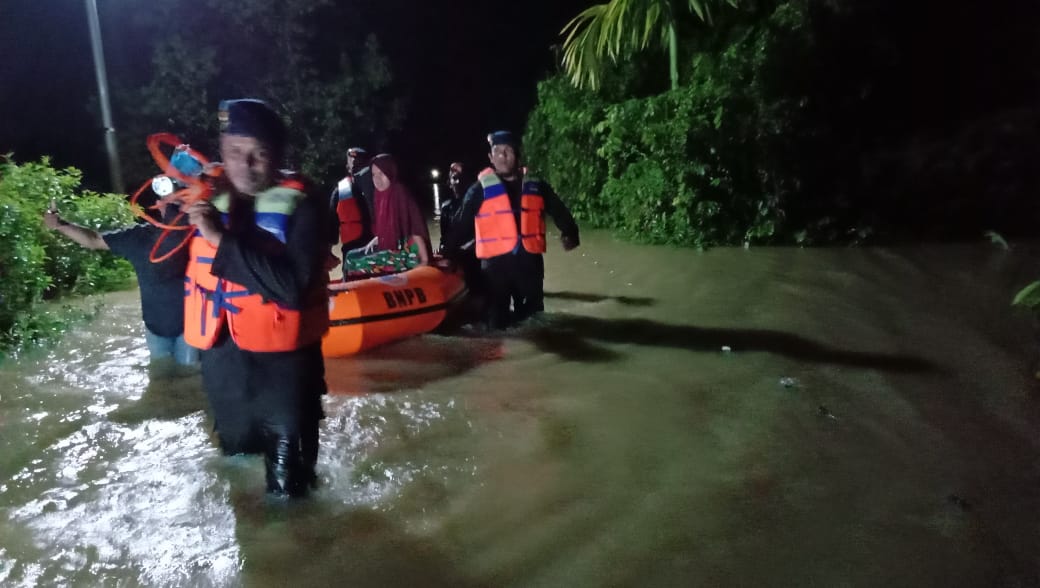 Personel Brimob Polda Aceh saat mengevakuasi warga yang terdampak banjir. (Foto: Dok. Ist)