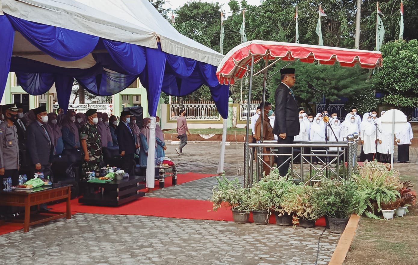 Gubernur Aceh, Nova Iriansyah saat bertindak sebagai inspektur pada upacara HAB ke-76 di Kemenag Aceh, Senin (3/1/2022). Foto: Nukilan/MIR