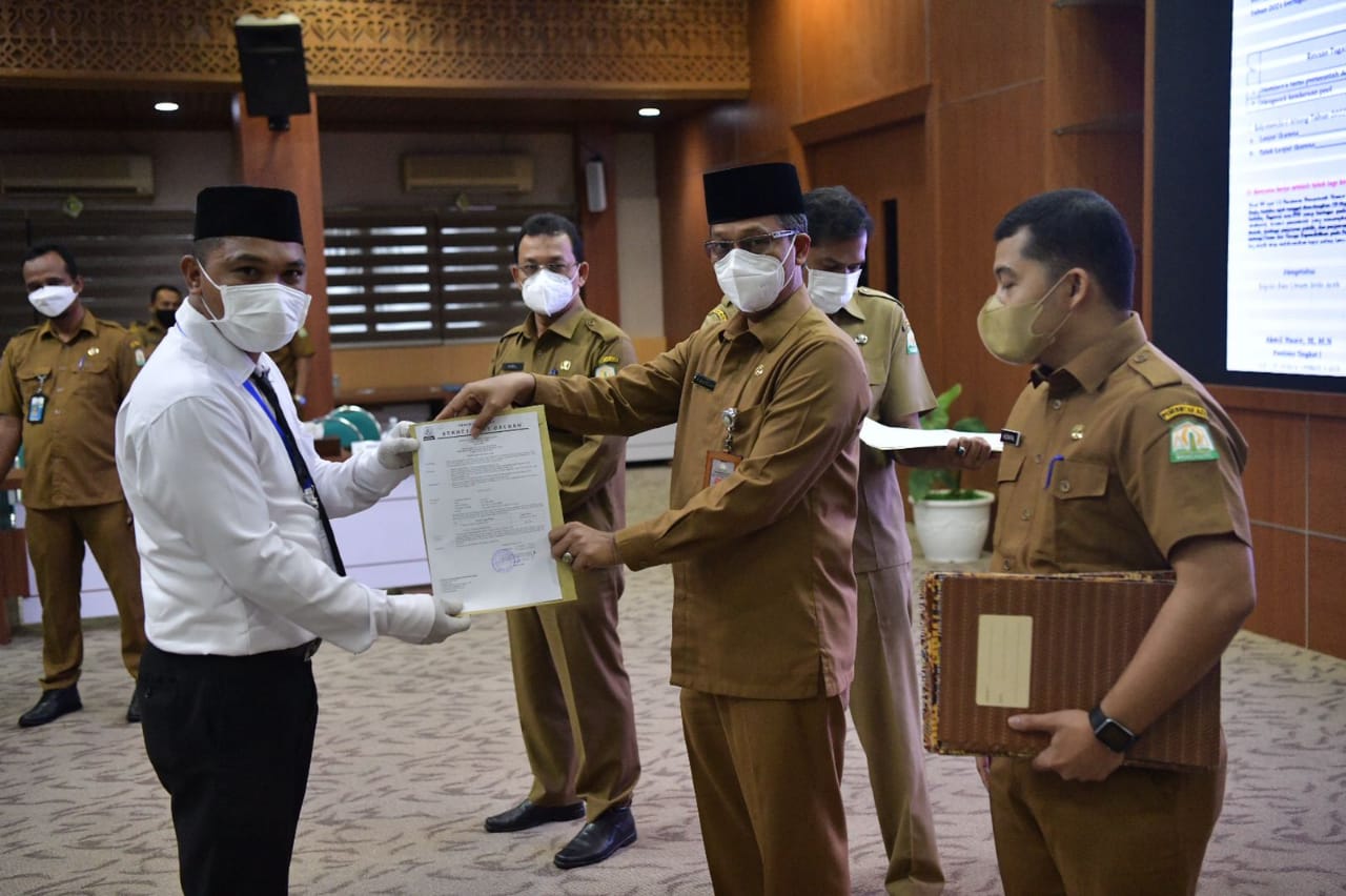 Asisten Administrasi Umum Sekda Aceh Dr. Iskandar AP, S.Sos, M.Si saat menghadiri acara Pengambilan Sumpah, Penandatanganan Pakta Integritas dan Penyerahan Surat Keputusan Tenaga Kontrak Tahun 2022 pada lingkungan Setda Aceh di Gedung Serbaguna, Banda Aceh, Senin (3/1/2022). Foto: Humpro
