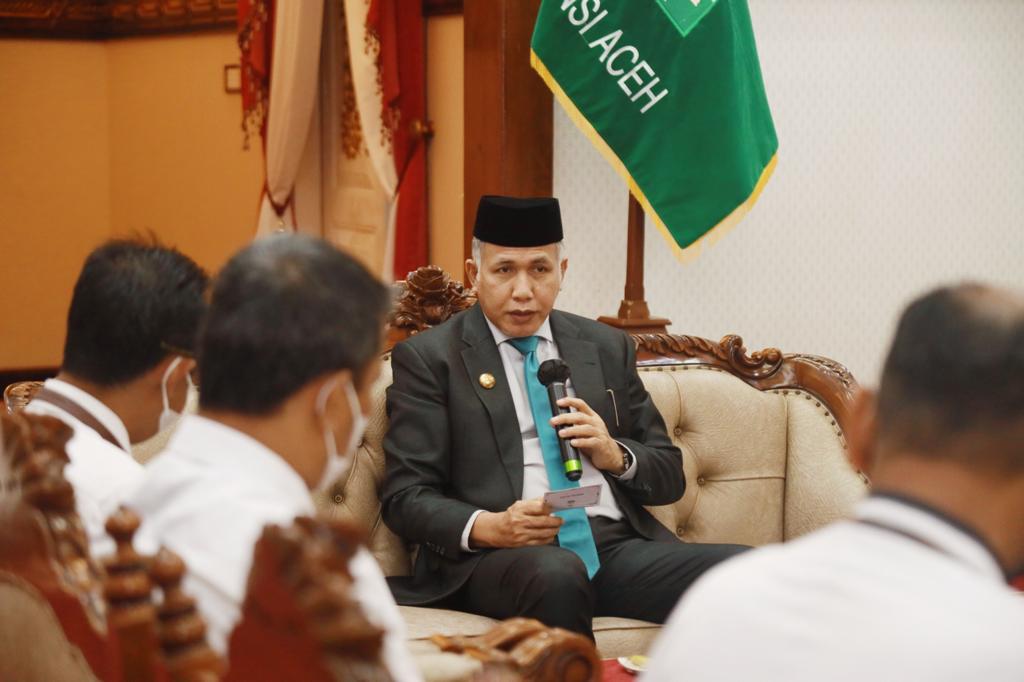 Gubernur Aceh, Ir. H. Nova Iriansyah, MT menerima kunjungan silaturahmi dan audiensi Kakanwil Direktoral Jenderal Perbendaharaan (DJPb) Aceh, Syafriadi, S.E., M.Ec., Ph.D., beserta rombongan di Pendopo Gubernur Aceh, Banda Aceh, Senin (3/1/2022). Foto: Humpro