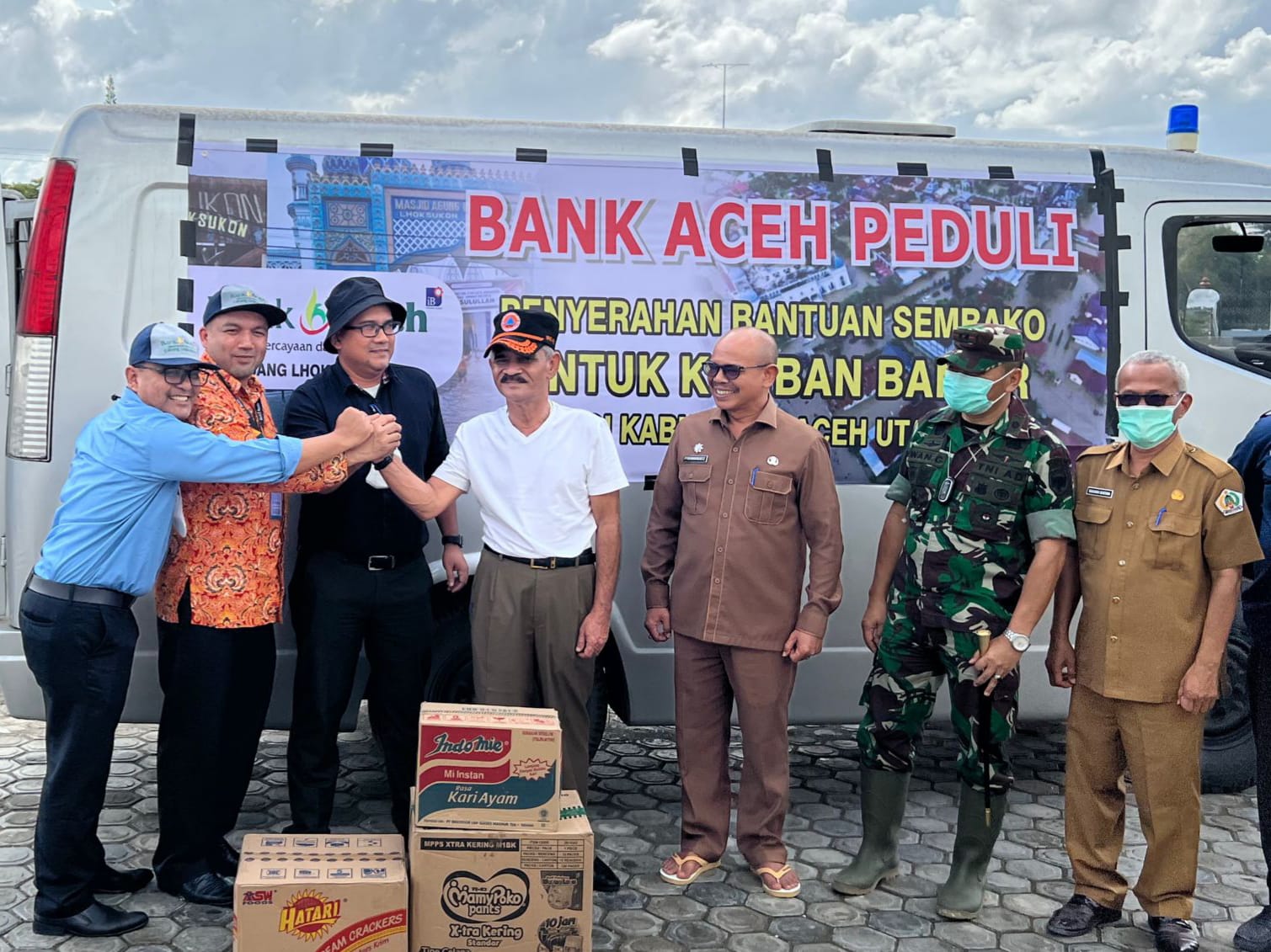 Bank Aceh Peduli saat menyerahkan bantuan sembako kepada Bupati Aceh Utara, Muhammad Thaib. (Foto: Dok. Ist)