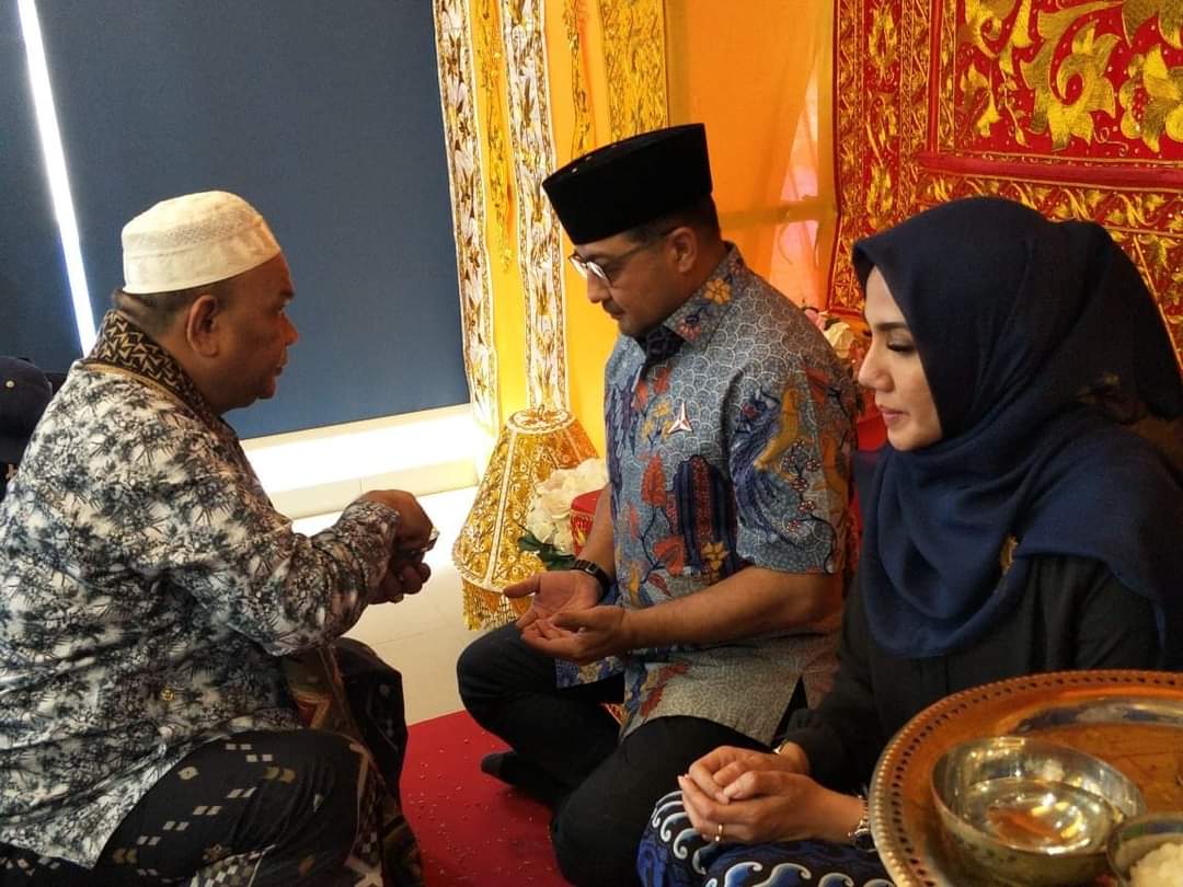 Sekjend DPP Partai Demokrat, Teuku Riefky Harsya saat di Peusijuek ulama Aceh di Kantor DPD Demokrat Aceh, Rabu (5/1/2022). Foto: Nukilan.