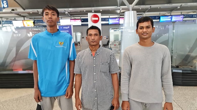 Tiga Nelayan Aceh Tamiang saat tiba di bandara Sultan Iskandar Muda Blangbintang Aceh Besar, Hendra Syahputra, Musliadi dan Prasetyo, (Foto: Dok.Ist).