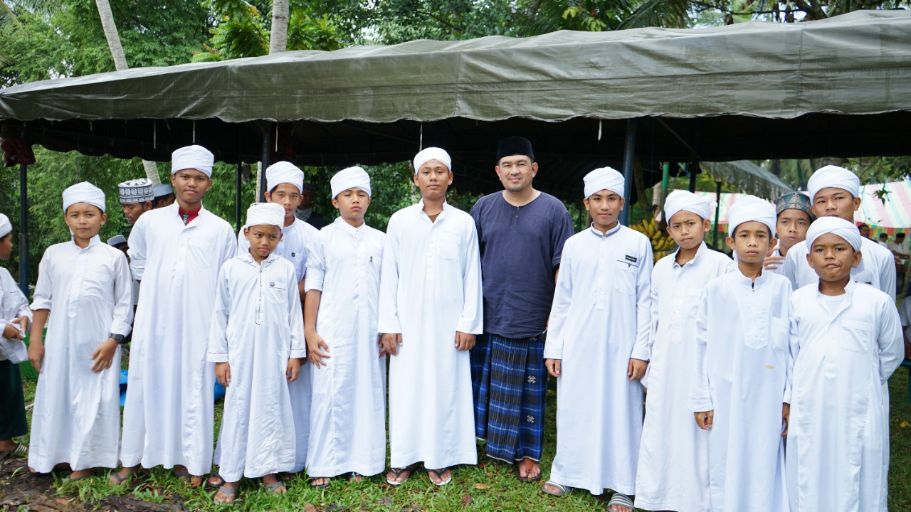 Pengurus Besar Dayah Darul Mustafa, Tgk Al-Muniza Kamal (tengah) bersama para santri. (Foto: Nukilan/Achmad)
