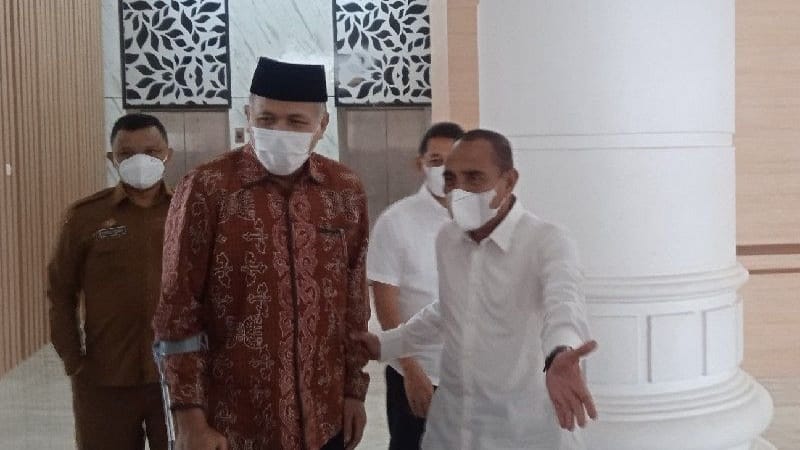 Gubernur Aceh Nova Iriansyah (pakai batik) bersama Gubernur Sumut Edy Rahmayadi, Selasa (11/1/2022). Foto: Antara/Andika Syahputra)