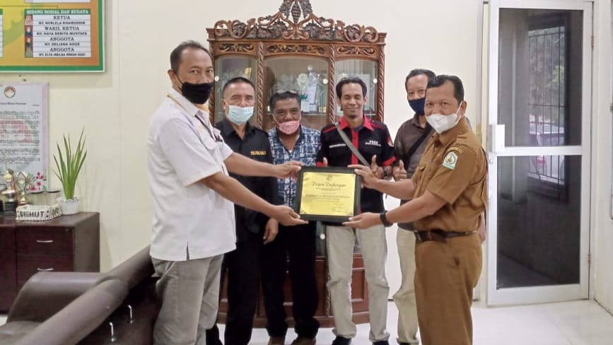 KBWI saat menyerahkan piagam penghargaan kepada Distanbunak Aceh Tamiang, Senin (11/1/2022). Foto: Nukilan/Poris.