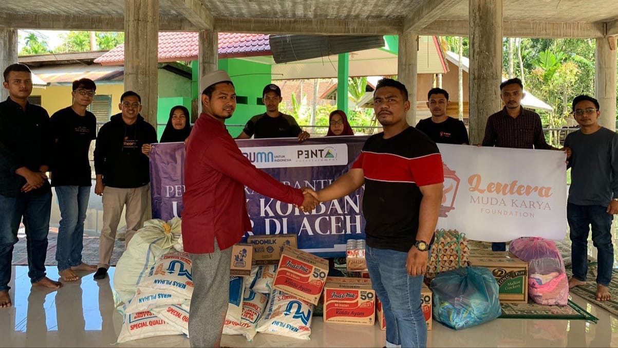 Lemka Foundation saat menyerahkan bantuan donasi di Kabupaten Aceh Utara. (Foto: Dok. Lemka)