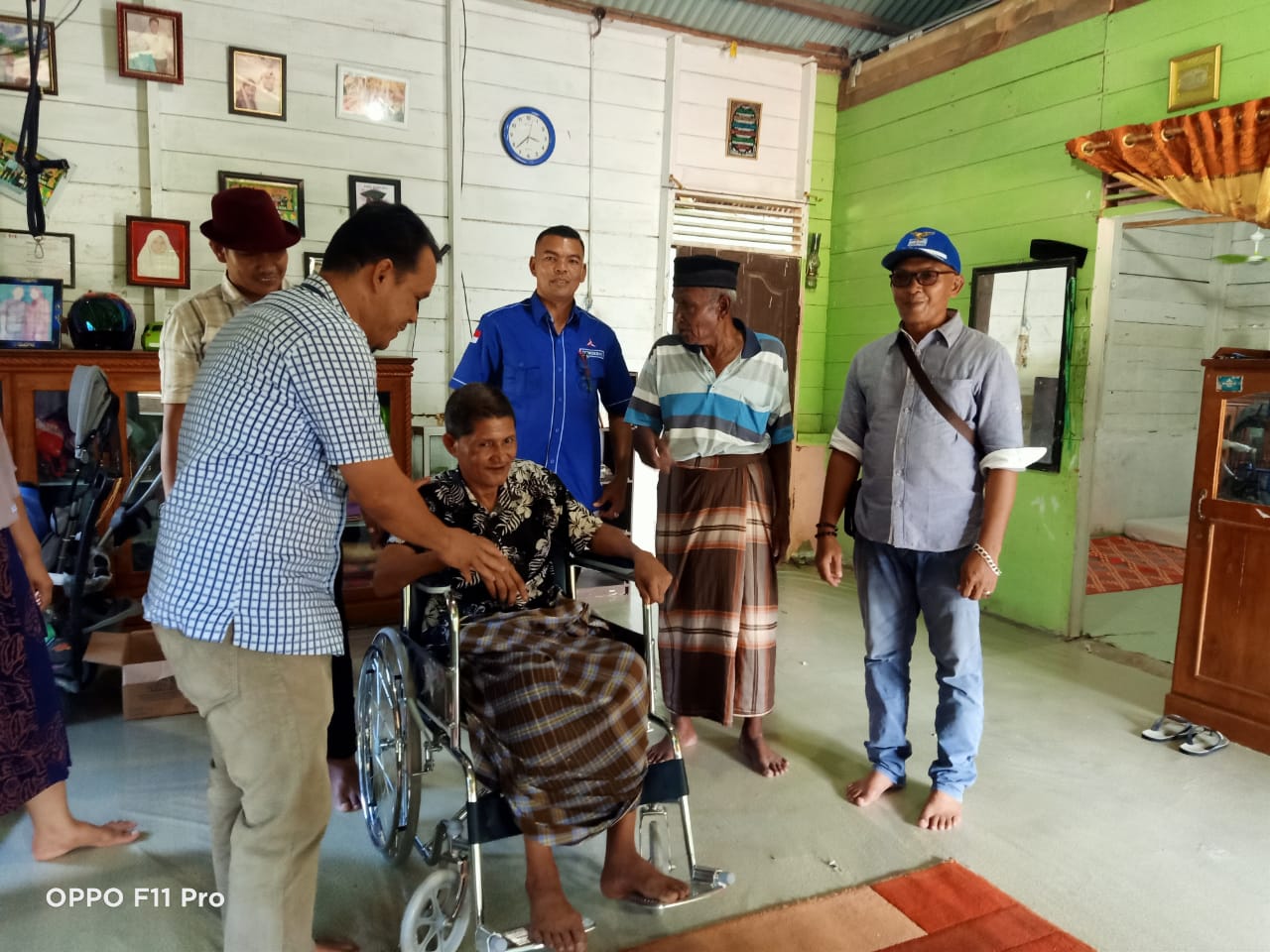 Anggota DPRA sekaligus Ketua DPC Partai Demokrat Aceh Utara, H. Tantawi, S.I.P,. M.A.P saat menyerahkan kursi roda kepada mantan Geuchik Gampong Lhok Kuyuen, Rabu (12/01/2022). Foto: Dok. Ist.