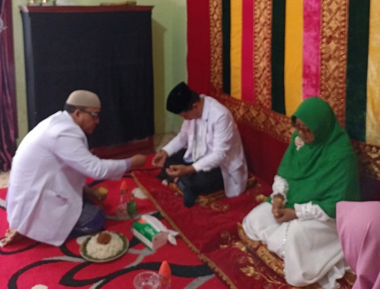 Ketua PC Tarbiyah-Perti Tgk H Muhammad Qudusi Syam Marfaly saat Peusijuek Sekda Abdya (Foto: Dok.Ist)