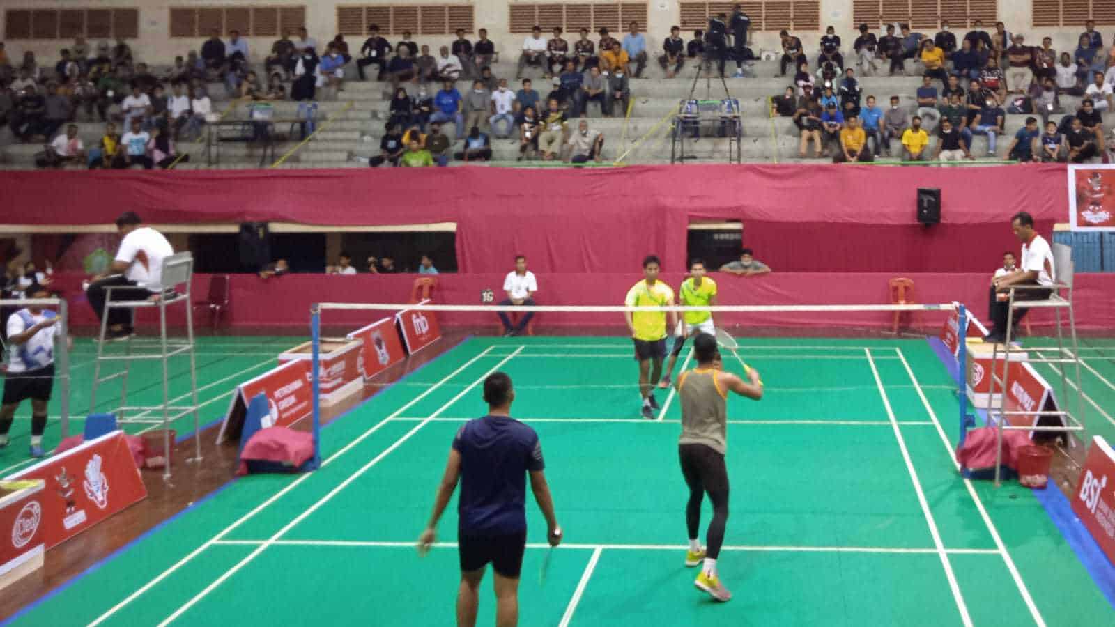 Peserta turnamen badminton Banteng Cup 2022 sedang bertanding di GOR KONI Aceh, Selasa (18/1/2022) malam. Foto: Nukilan/MIR