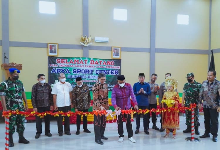 Kadispora Aceh Selatan, H Rustam dan Owner Arya Sport Center saat Peresmian Gedung Olahraga Ditandai dengan Pemotongan Pita, (Foto: Dok.Ist)