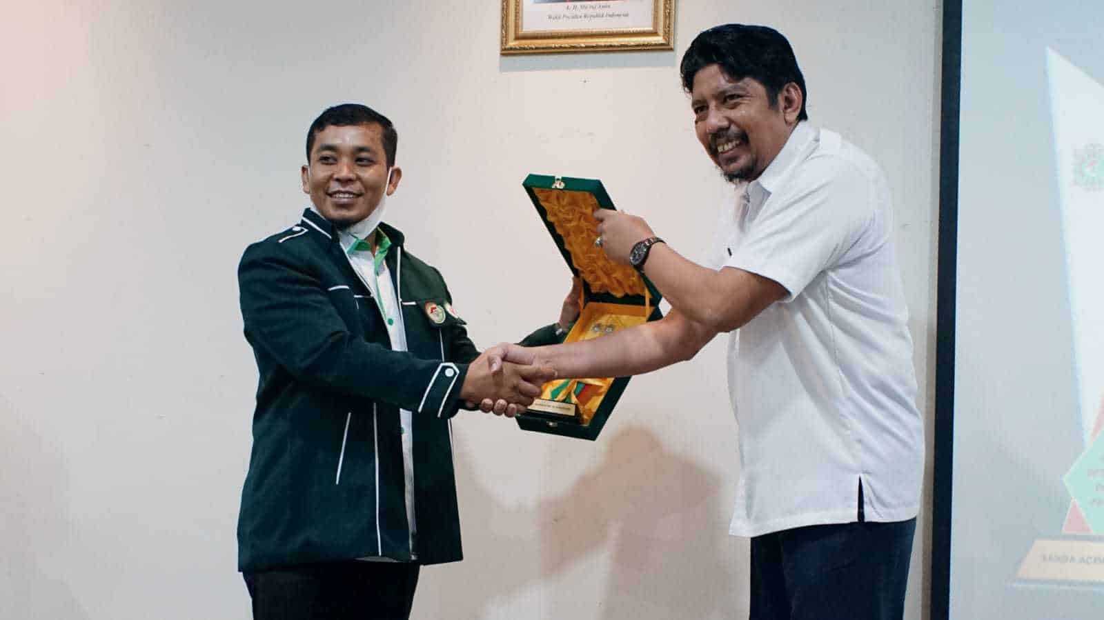 Ketua DPD Perkopindo dan Pertapin Aceh, Mulyadi Muhammad saat menyerahkan pelakat kepada Kepala Balai Jasa Konstruksi Wilayah I Banda Aceh, Indra Suhada, Kamis (20/1/2022). Foto: Nukilan/MIR