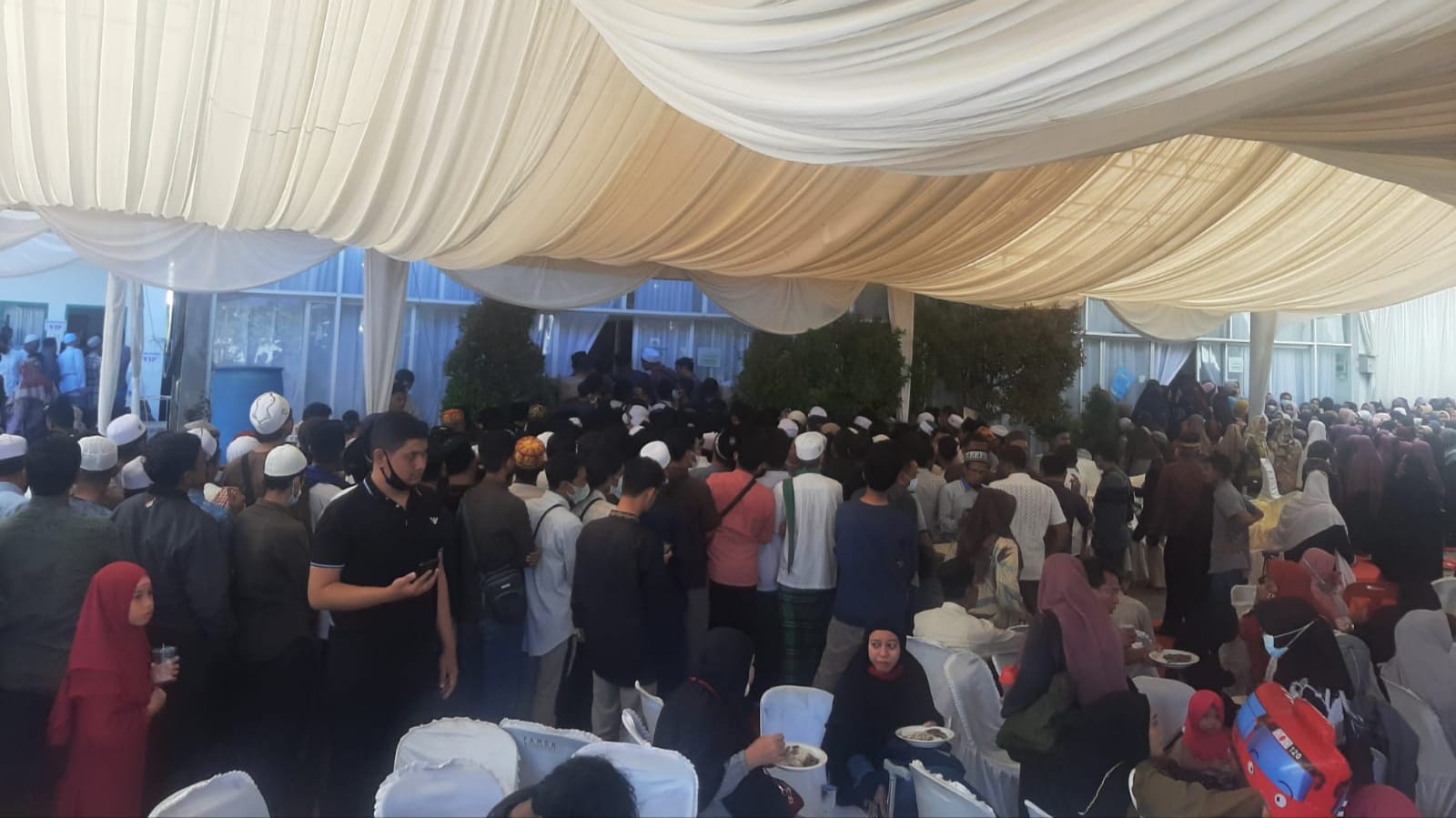 Ribuan masyarakat memadati Grand Maulid dan Pameran artefak Rasulullah SAW yang digelar Zawiyah Nurun Nabi Gampong Lambhuk, Banda Aceh, Sabtu (22/1/2022). Foto: Nukilan/Hadiansyah.