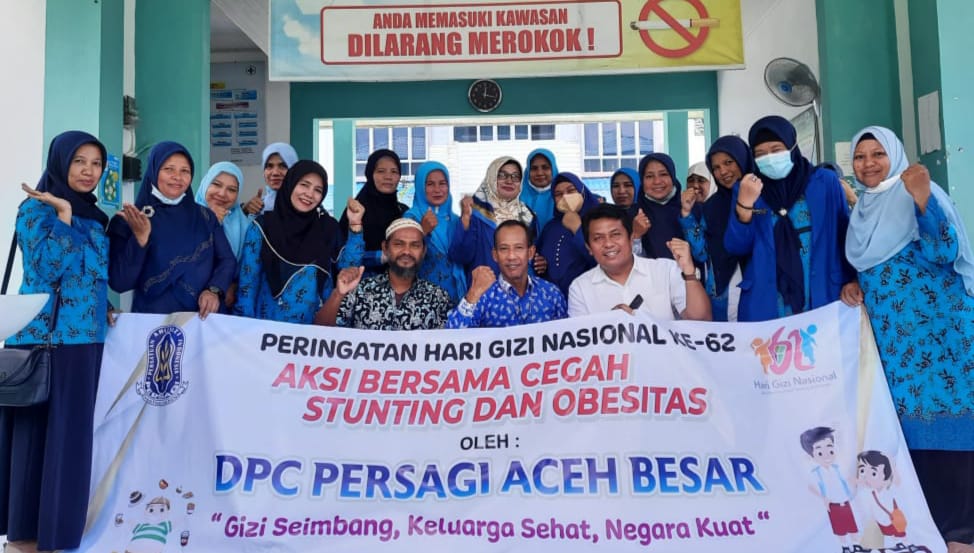 Ketua DPD Persagi Aceh, Junaidi, S.ST, M.Kes (tengah) dan Ketua Jurusan Gizi Poltekkes Kemenkes Aceh, Dr. Aripin Ahmad, S.SiT, M.Kes (kanan) saat sesi foto dalam kegiatan Aksi Bersama Cegah Stunting dan Obesitas yang digelar DPC Persagi Aceh Besar. (Foto: Dok. Ist)