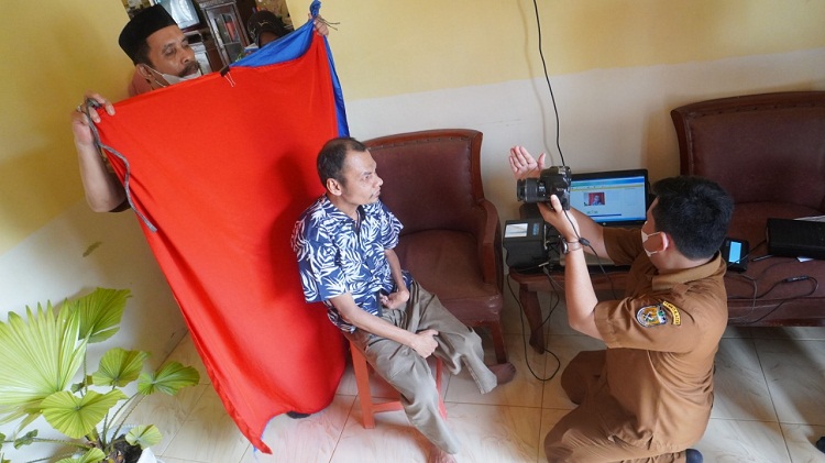 Foto pembuatan KTP di Rumah Warga yang lagi dalam Keadaan Sakit dan Uzur oleh Disdukcapil Banda Aceh,