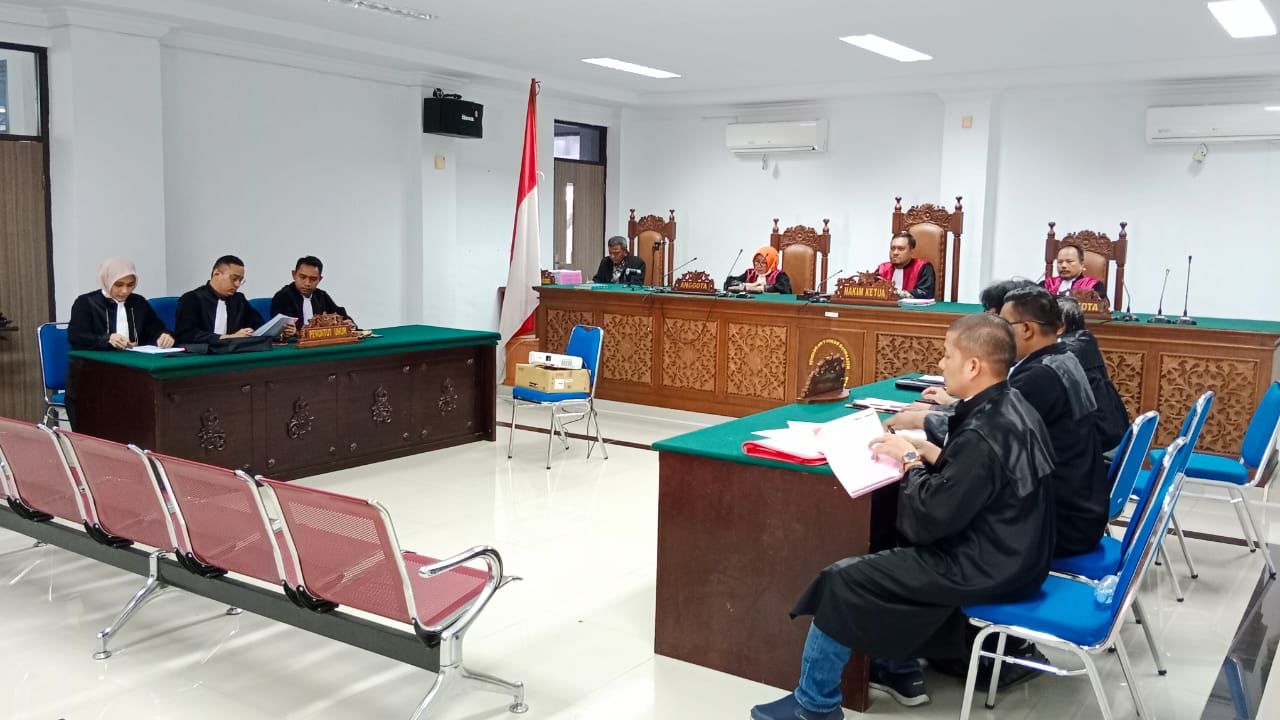 Sidang Perdana Pembacaan Surat Dakwaan oleh JPU Kejari Aceh Besar dalam perkara penyalahgunaan keuangan keuangan negara pada pekerjaan pembangunan Jetty Kuala Krueng Pudeng, Lhoong Aceh Besar tahun anggaran 2019 di Dinas Pengairan Provinsi Aceh, Kamis (27/1/2022). Foto: Ist.