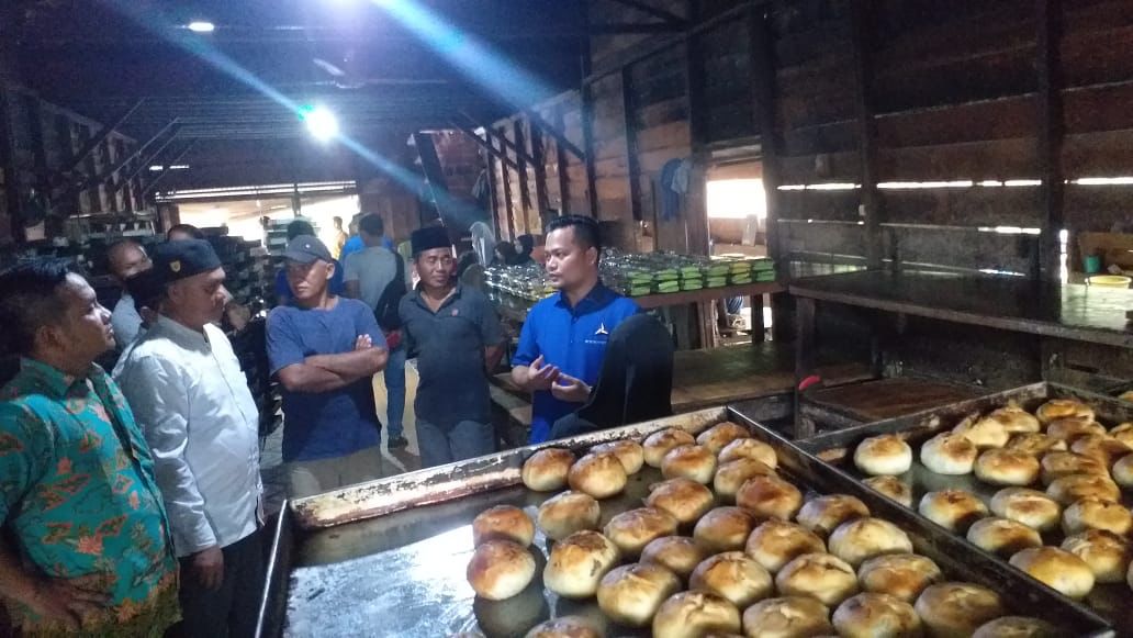 Anggota DPRA dari Fraksi Demokrat, drh. Nurdiansyah Alasta, M.Kes, saat melakukan kunjungan reses ke pusat Usaha Mikro Kecil dan Menengah (UMKM) milik masyarakat di Desa Tanoh Alas, Babul Makmur, Aceh Tenggara, Kamis (27/1/2022). Foto: Ist.