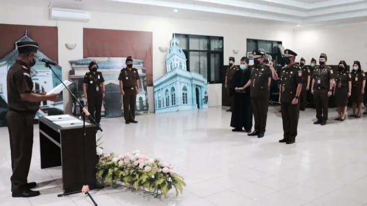 Kajari Medan, Teuku Rahmatsyah saat melantik dan mengambil sumpah jabatan terhadap Kasi Pidkum, Nixon Andreas Lubis, Jum'at (28/1/2022). Foto: Instagram.