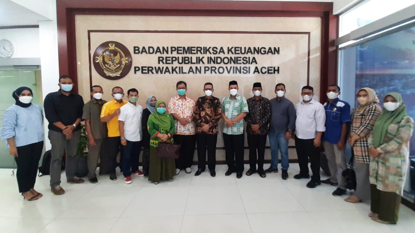 Para perwakilan Parpol didampingi Kepala Badan Kesbangpol Aceh, Drs. Mahdi Efendi bersama Kepala Bidang Politik Dalam Negeri Drs. Arsyi, M.Si dan Kepala BPK Aceh berfoto bersama usai menyerahkan LPJ bantuan keuangan Parpol, Kamis (27/1/2022). Foto: Dok. Ist.