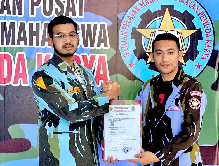 Penyerahan Mandat oleh Ketua DPP SAPMA IPK Sam Tobing kepada Husnul Jamil, (Foto: Dok.Ist)