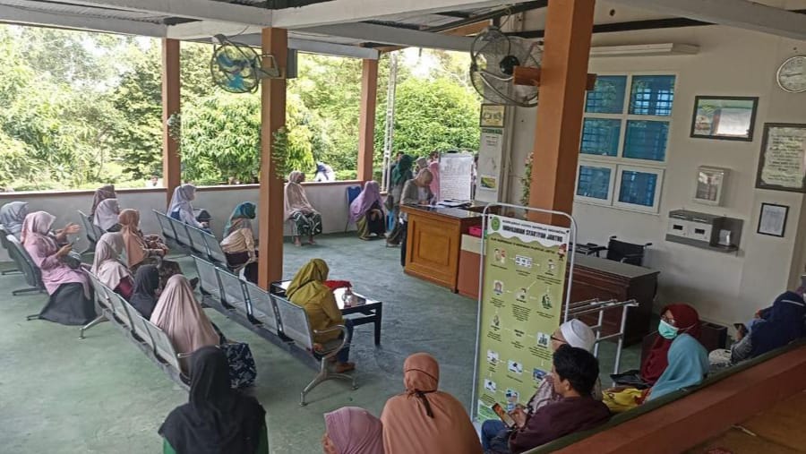 Masyarakat sedang mengantri untuk melakukan pendaftaran perkara di Mahkamah Syar'iyah Jantho, Aceh Besar. (Foto Dok. Ist).