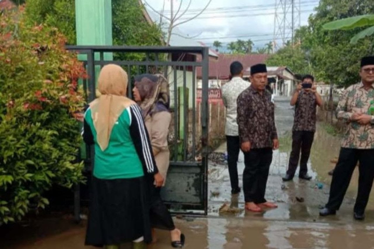 Kepala Kantor Kemenag Kabupaten Pidie saat meninjau madrasah yang terdampak banjir. (Foto: Antara)
