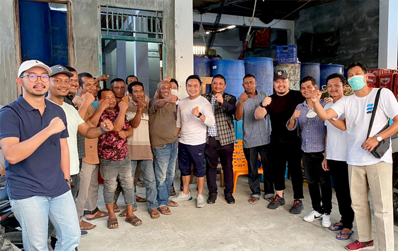 Anggota DPR Aceh bersama tim asal Jakarta di Pendaratan Ikan (TPI) Desa Ujong Baroeh, Aceh Barat. (Foto: Ist.)