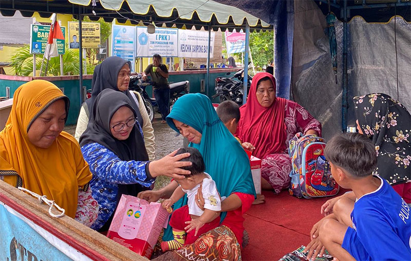 Ketua DPC Demokrat Aceh Timur Mirnawati serahkan bantuan untuk korban banjir di Aceh Timur. (Foto: Ist.)