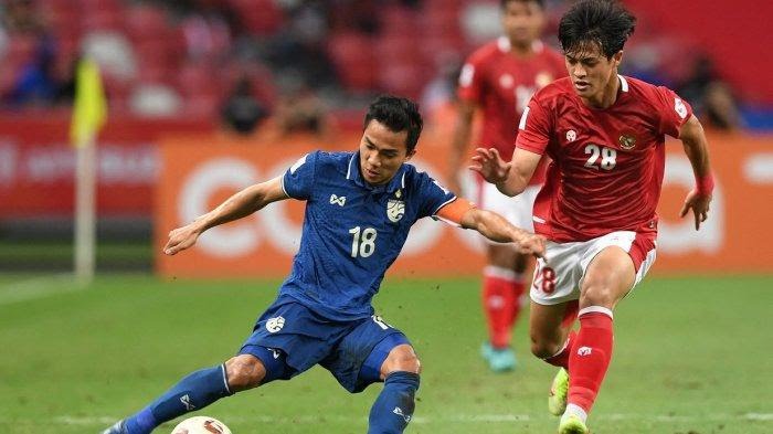 Pesepakbola Timnas Indonesia, Alfeandra Dewangga, bermain dalam laga final Piala AFF 2020 leg pertama Indonesia vs Thailand.