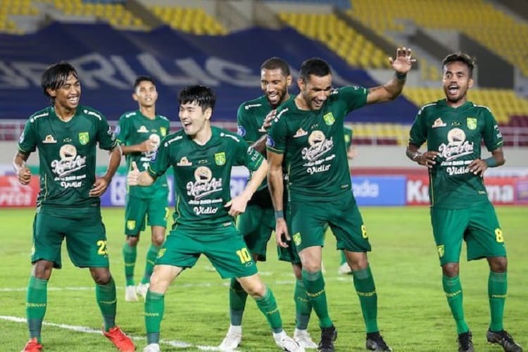 Skuat Persebaya Surabaya merayakan gol Taisei Marukawa ke gawang Barito Putera, Sabtu (4/12/2021) © Bola.net/Bagaskara Lazuardi