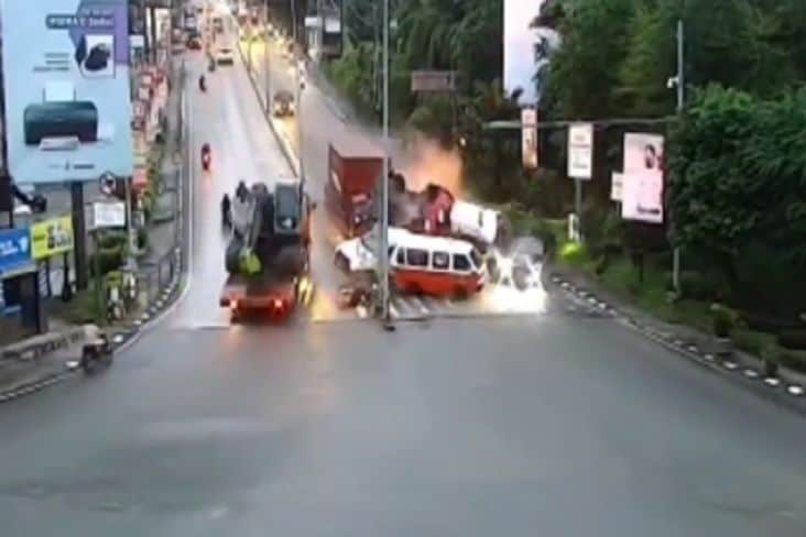 Kecelakaan Maut, Truk Konteiner  Tabrak 19 Kendaraan dan 5 Tewas Seketika (Foto: Sindonews)
