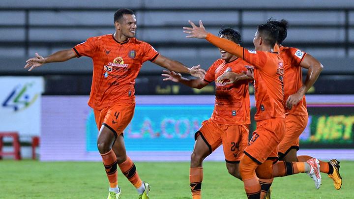 Leonardo Silva Lelis (kiri) selebrasi bersama rekan timnya. (Foto: ANTARA/Fikri Yusuf)