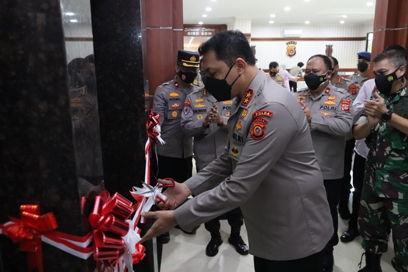 Kepala Kepolisian Daerah (Kapolda) Aceh Irjen Pol. Drs. Ahmad Haydar, S.H., M.M. meresmikan lift di Mapolda Aceh. Selasa (22/2/2022). Foto: Dok.Ist