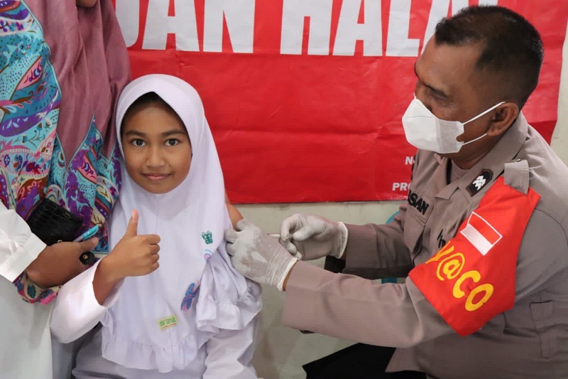 seorang siswi sedang di vaksin (Foto: Dok.Ist)