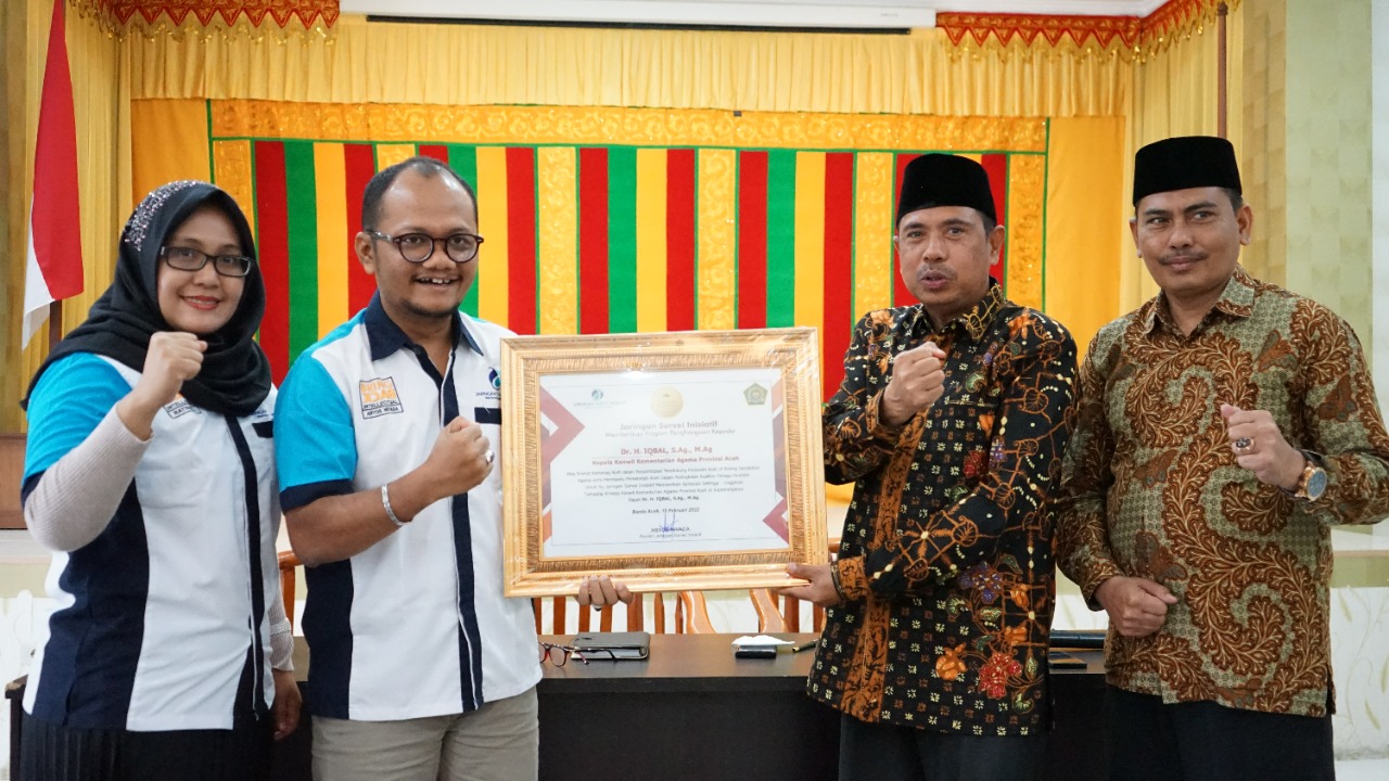Pendiri Jaringan Survey Inisiatif (JSI) yang didampingi Direktur JSI, Ratnalia Indriasari saat memberikan penghargaan kepada Kakanwil Kemenag Aceh, Dr. Iqbal, S.Ag, M.Ag di Aula Kemenag Aceh, Kamis (10/2/2022). Foto: Nukilan/Achmad.