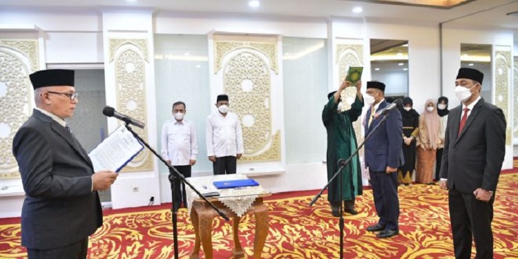 Sekretaris Daerah Aceh, dr. Taqwallah, M. Kes, Memgambil Sumpah Jabatan dan Pelantikan pada Jabatan Pimpinan Tinggi Pratama di Lingkungan Pemerintah Aceh di Ruang Potensi Daerah Kantor Gubernur Aceh, (Foto: Dok.Humasprov)